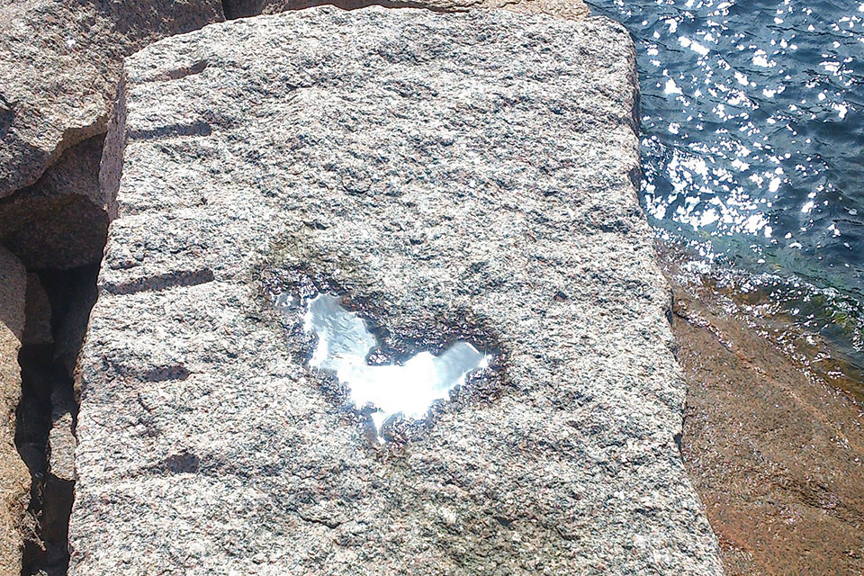granitsten med hjärta